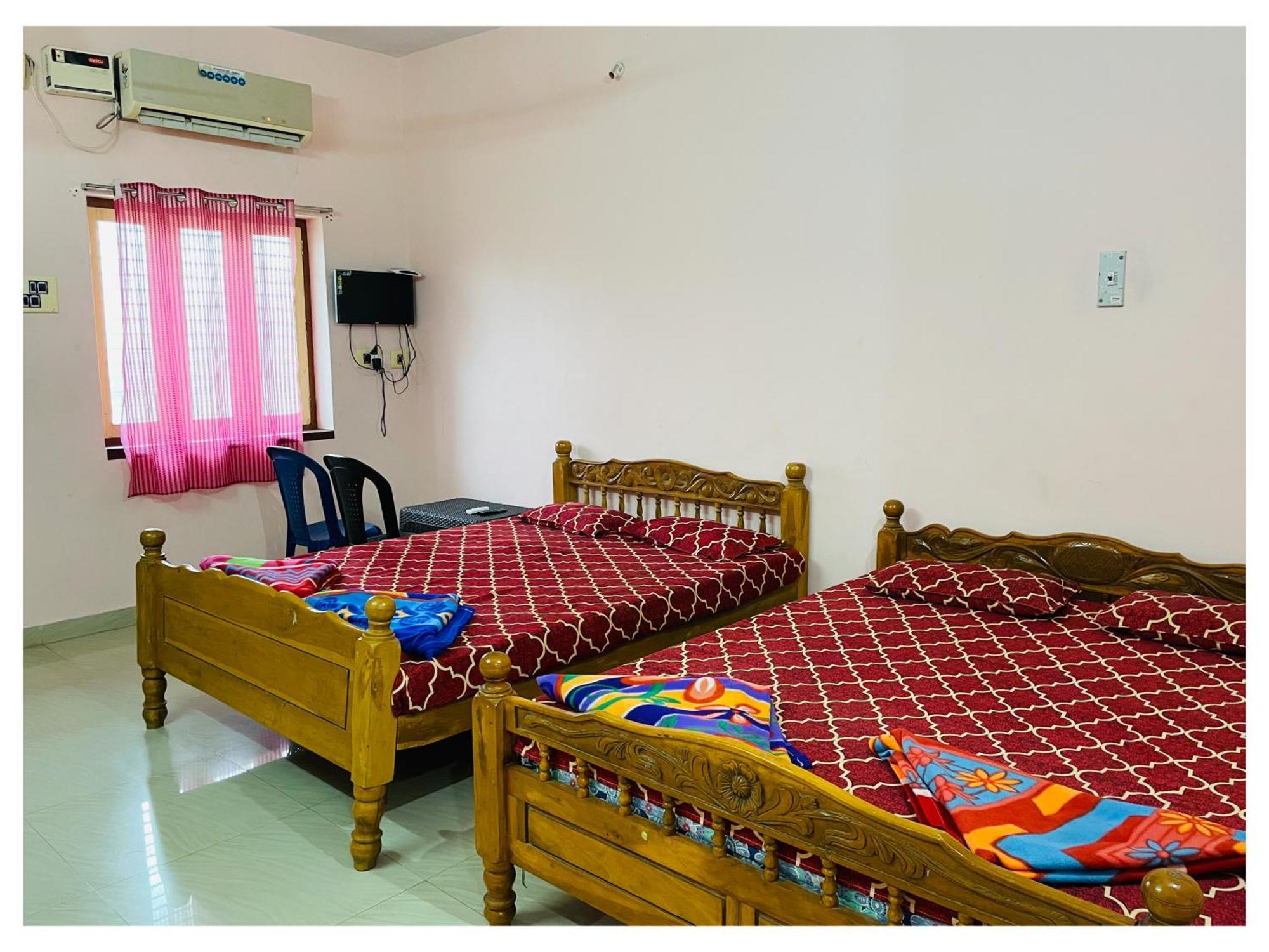 Lodge Thirunallar S A Residency