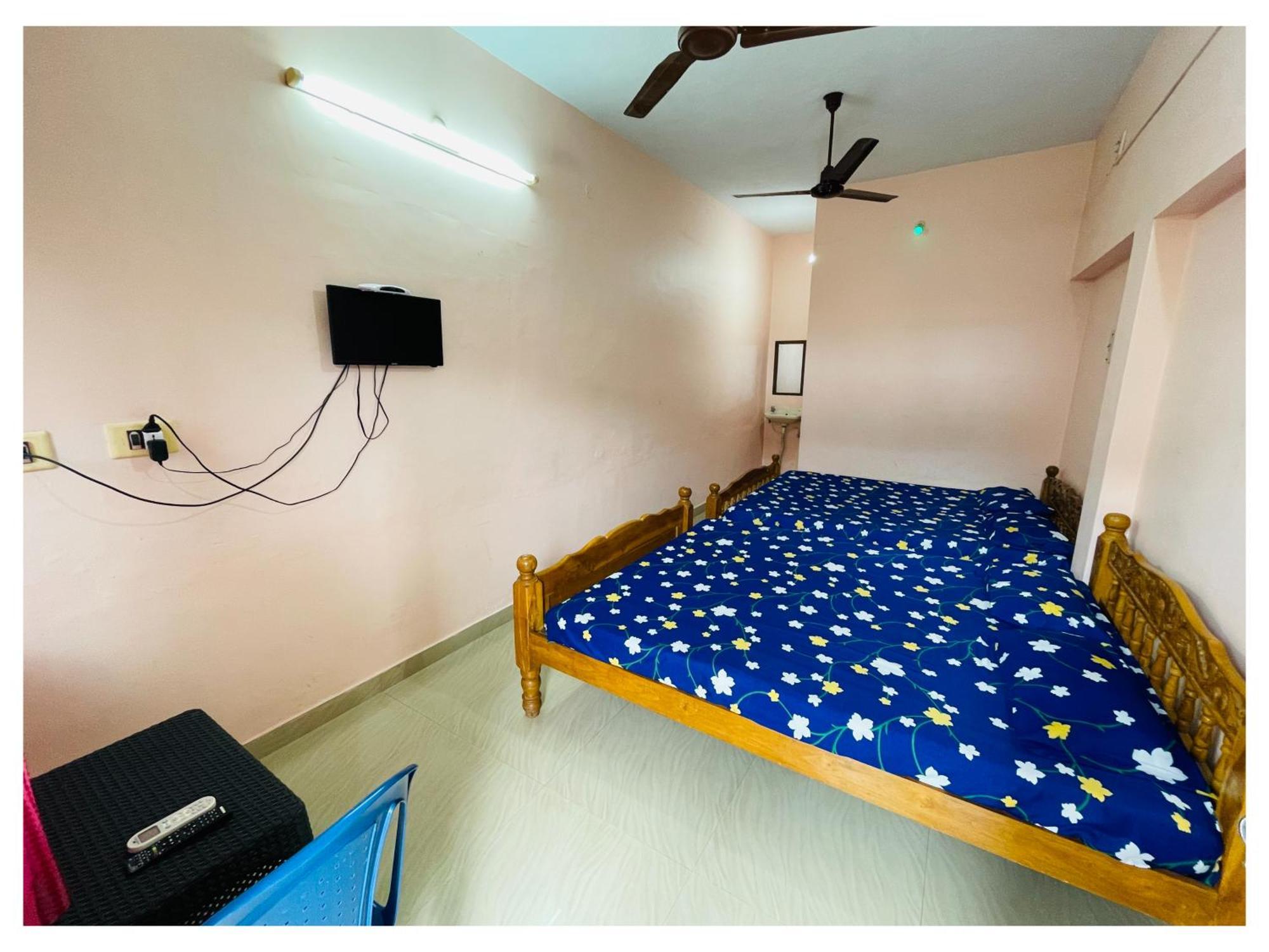Lodge Thirunallar S A Residency