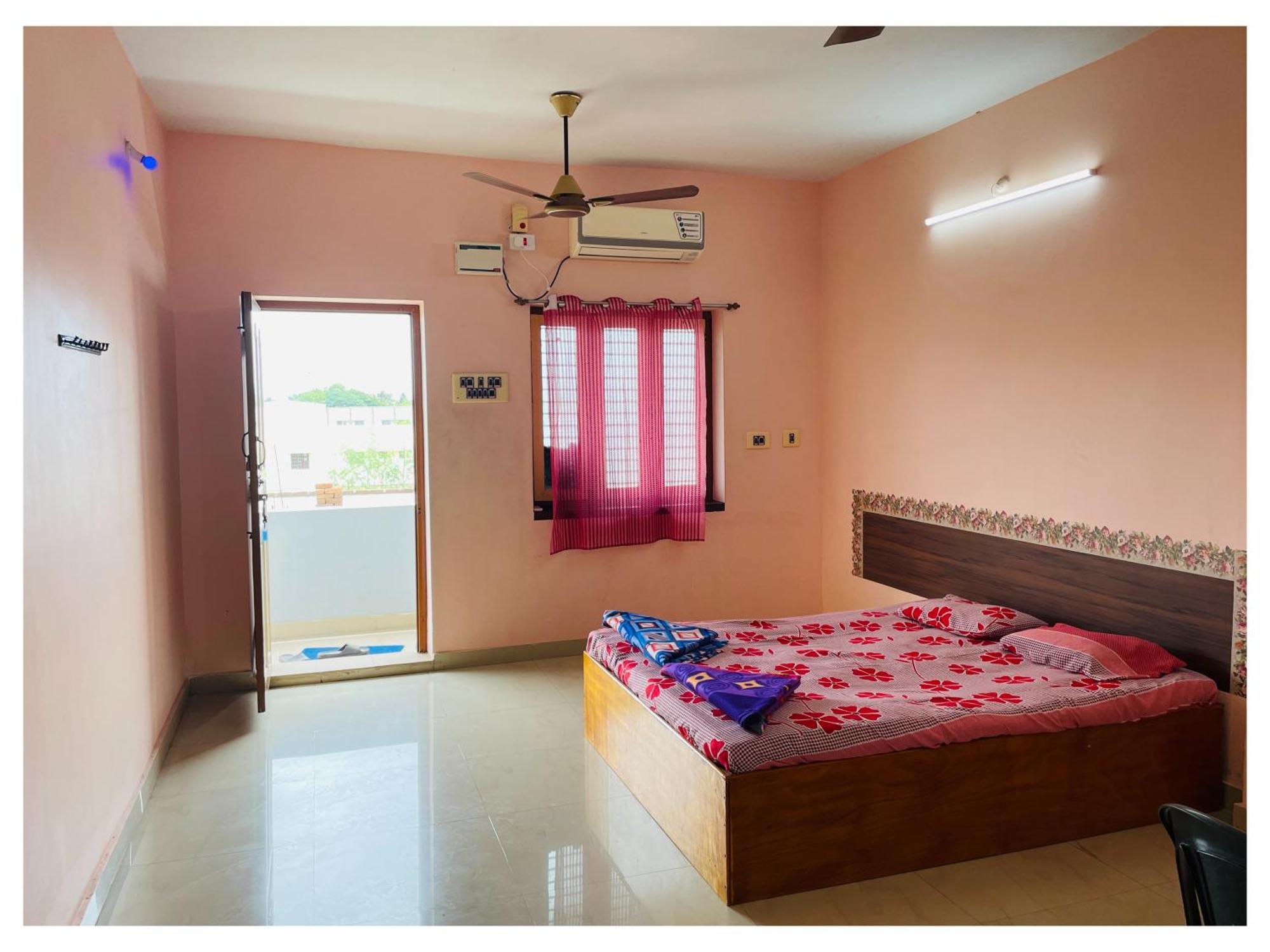 Lodge Thirunallar S A Residency