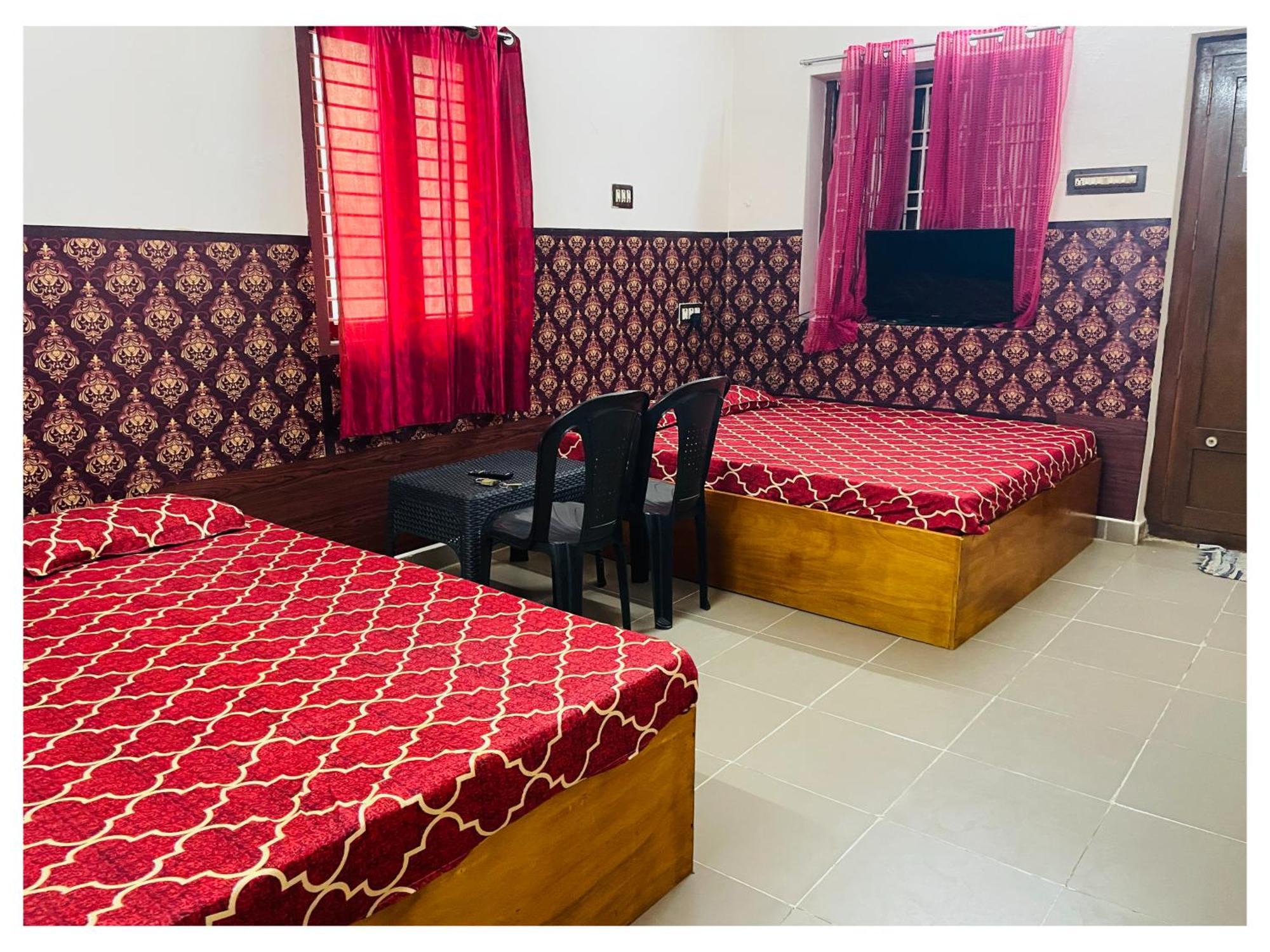 Lodge Thirunallar S A Residency *