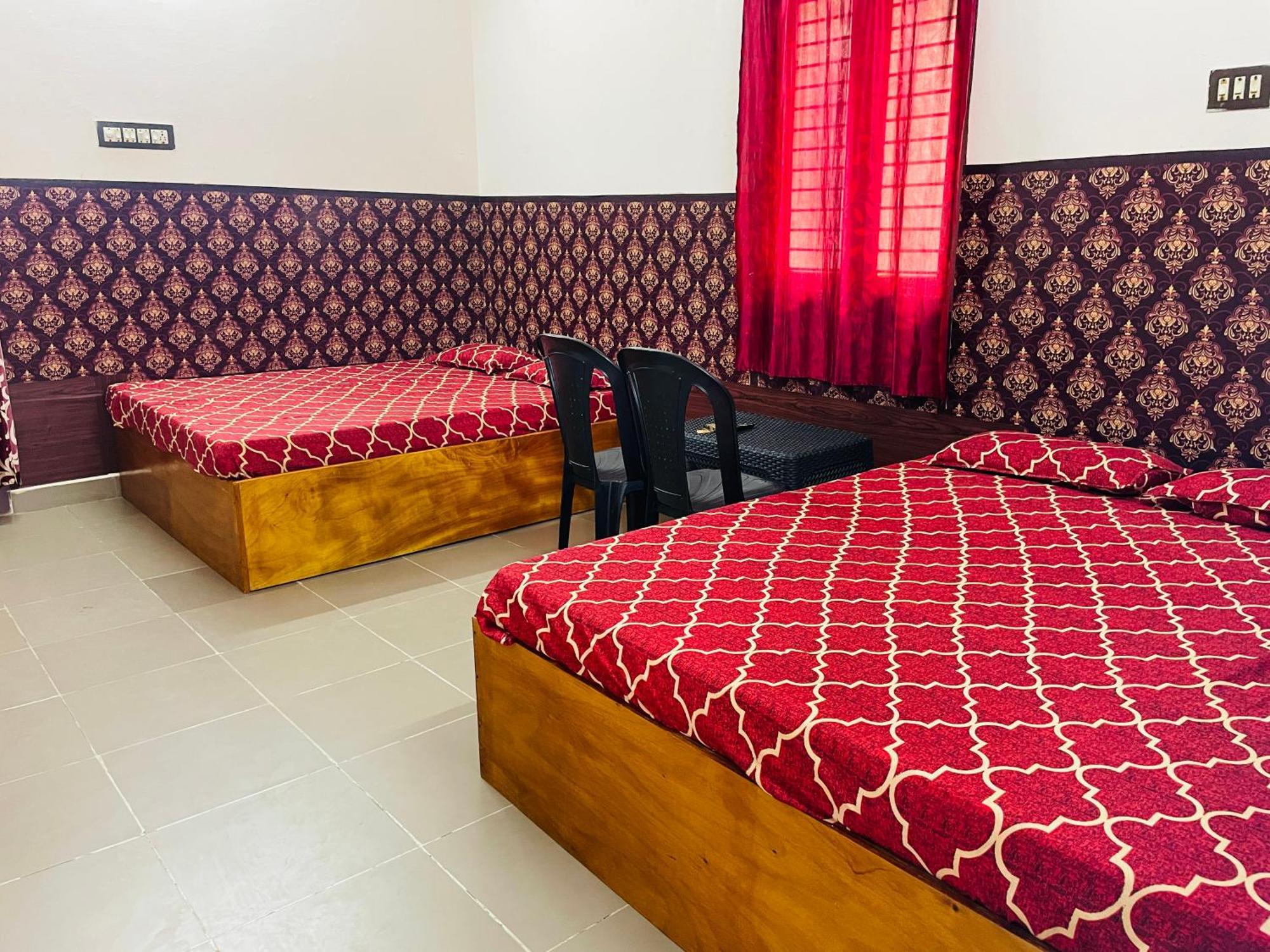Lodge Thirunallar S A Residency