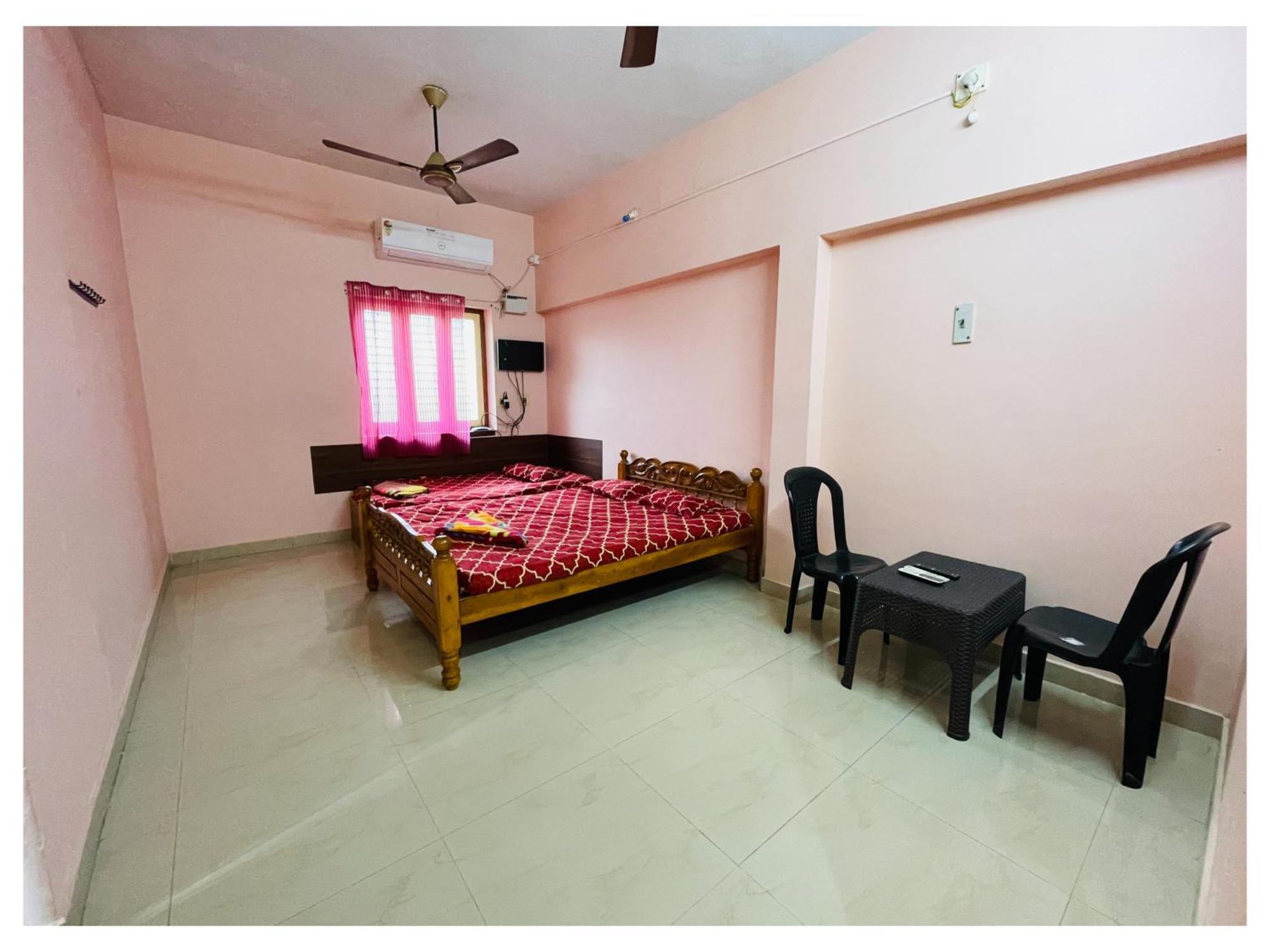 Lodge Thirunallar S A Residency *