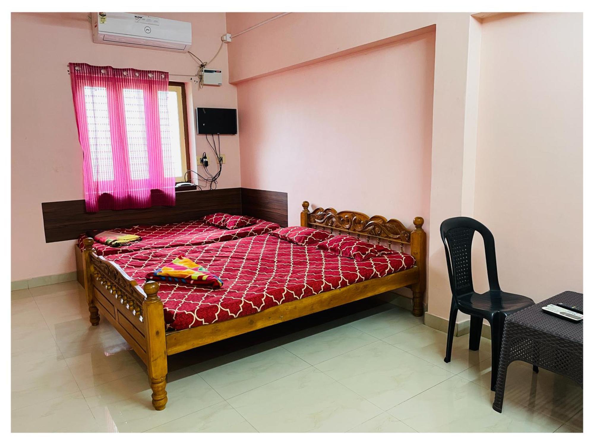 Lodge Thirunallar S A Residency *