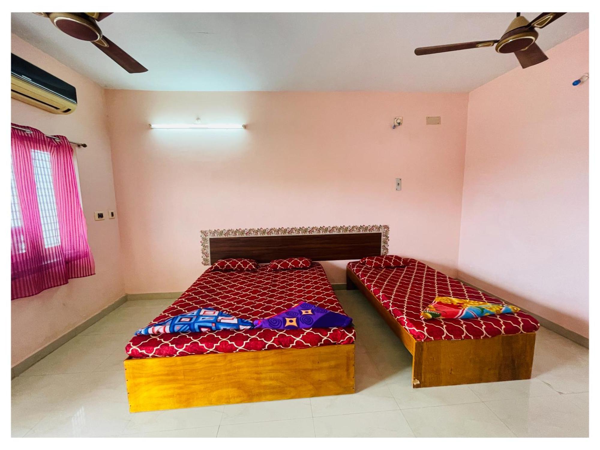 Lodge Thirunallar S A Residency